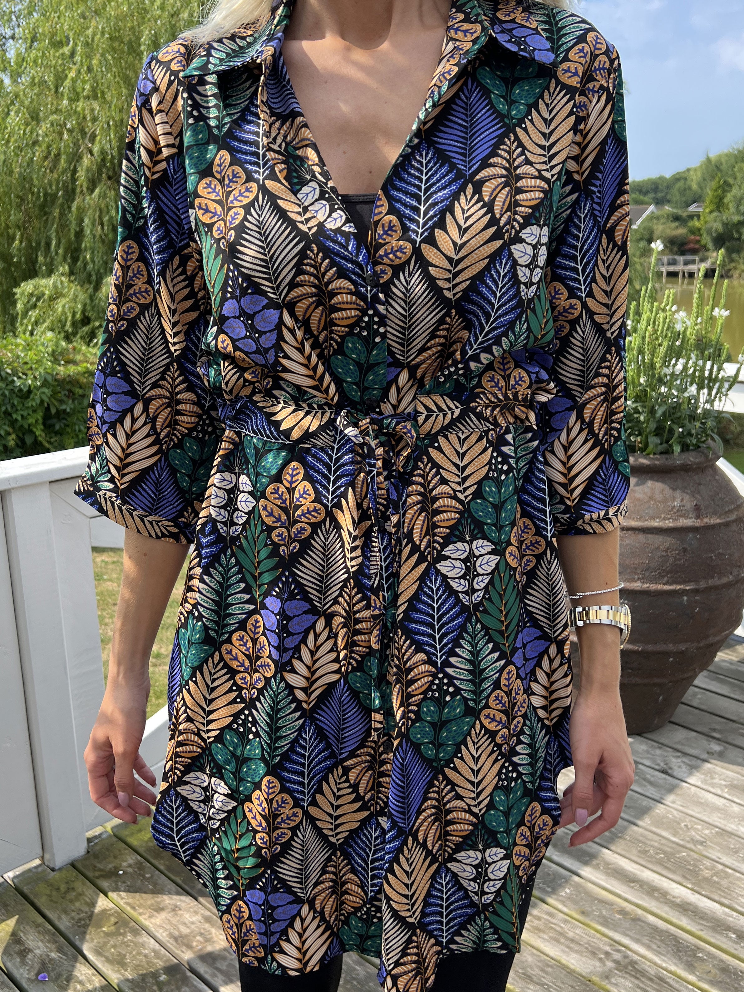 Lily - Mönstrad skjorta med band - L